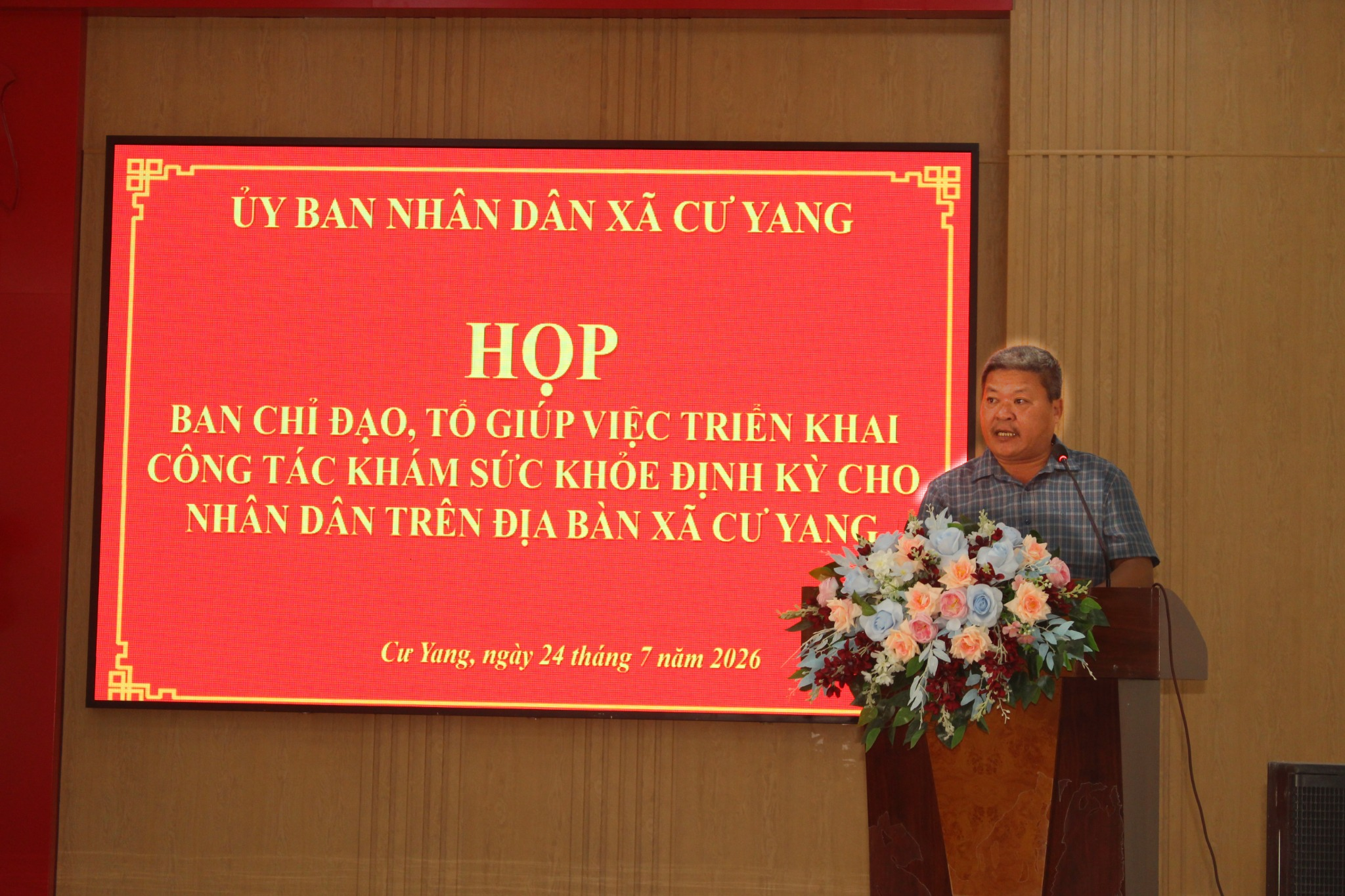 hop-led-can-canh-nguoi-phat-bieu-sang-ro-hon